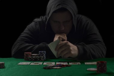 Poker tablo ayarı. Sanayi containning poker oyunları cips, kartları, yeşil yüzey ve kişi kumar için yüksek çözünürlüklü görüntü.