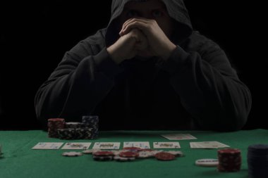 Poker tablo ayarı. Sanayi containning poker oyunları cips, kartları, yeşil yüzey ve kişi kumar için yüksek çözünürlüklü görüntü.