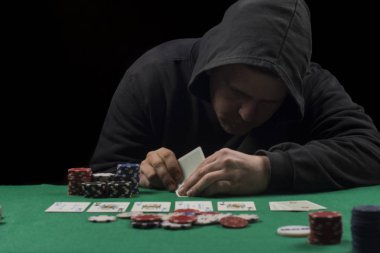 Poker tablo ayarı. Sanayi containning poker oyunları cips, kartları, yeşil yüzey ve kişi kumar için yüksek çözünürlüklü görüntü.