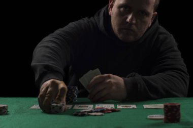 Poker tablo ayarı. Sanayi containning poker oyunları cips, kartları, yeşil yüzey ve kişi kumar için yüksek çözünürlüklü görüntü.