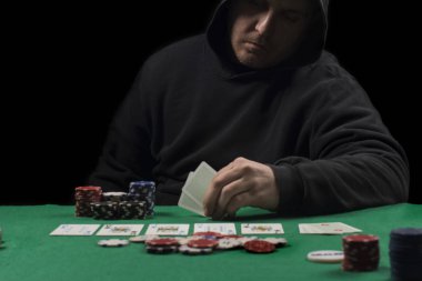 Poker tablo ayarı. Sanayi containning poker oyunları cips, kartları, yeşil yüzey ve kişi kumar için yüksek çözünürlüklü görüntü.