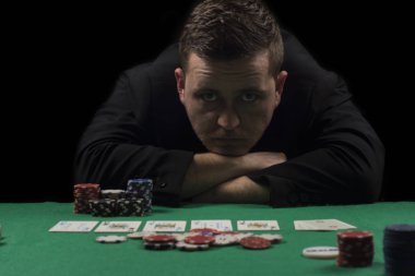 Poker tablo ayarı. Sanayi containning poker oyunları cips, kartları, yeşil yüzey ve kişi kumar için yüksek çözünürlüklü görüntü.