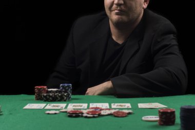 Poker tablo ayarı. Sanayi containning poker oyunları cips, kartları, yeşil yüzey ve kişi kumar için yüksek çözünürlüklü görüntü.