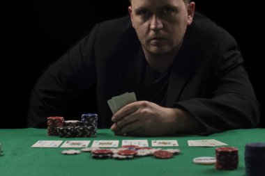 Poker tablo ayarı. Sanayi containning poker oyunları cips, kartları, yeşil yüzey ve kişi kumar için yüksek çözünürlüklü görüntü.