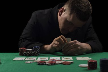 Poker tablo ayarı. Sanayi containning poker oyunları cips, kartları, yeşil yüzey ve kişi kumar için yüksek çözünürlüklü görüntü.