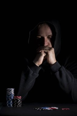 Poker tablo ayarı. Sanayi containning poker oyunları cips, kartları, siyah yüzey ve kişi kumar için yüksek çözünürlüklü görüntü.