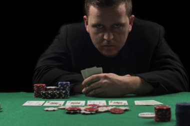 Poker tablo ayarı. Sanayi containning poker oyunları cips, kartları, yeşil yüzey ve kişi kumar için yüksek çözünürlüklü görüntü.