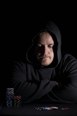 Poker tablo ayarı. Sanayi containning poker oyunları cips, kartları, siyah yüzey ve kişi kumar için yüksek çözünürlüklü görüntü.