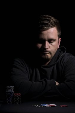 Poker tablo ayarı. Sanayi containning poker oyunları cips, kartları, siyah yüzey ve kişi kumar için yüksek çözünürlüklü görüntü.