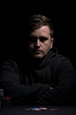 Poker tablo ayarı. Sanayi containning poker oyunları cips, kartları, siyah yüzey ve kişi kumar için yüksek çözünürlüklü görüntü.