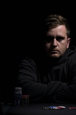 Poker tablo ayarı. Sanayi containning poker oyunları cips, kartları, siyah yüzey ve kişi kumar için yüksek çözünürlüklü görüntü.