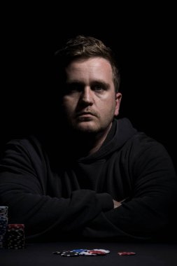 Poker tablo ayarı. Sanayi containning poker oyunları cips, kartları, siyah yüzey ve kişi kumar için yüksek çözünürlüklü görüntü.