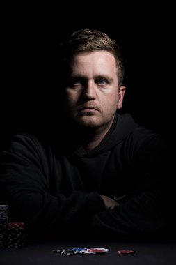 Poker tablo ayarı. Sanayi containning poker oyunları cips, kartları, siyah yüzey ve kişi kumar için yüksek çözünürlüklü görüntü.