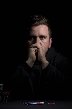 Poker tablo ayarı. Sanayi containning poker oyunları cips, kartları, siyah yüzey ve kişi kumar için yüksek çözünürlüklü görüntü.