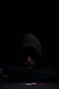 Poker tablo ayarı. Sanayi containning poker oyunları cips, kartları, siyah yüzey ve kişi kumar için yüksek çözünürlüklü görüntü.