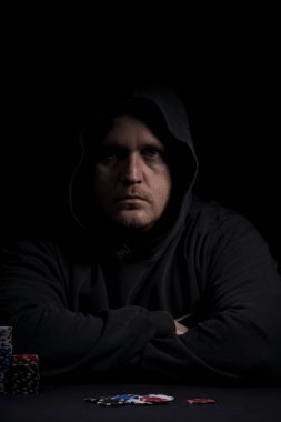 Poker tablo ayarı. Sanayi containning poker oyunları cips, kartları, siyah yüzey ve kişi kumar için yüksek çözünürlüklü görüntü.