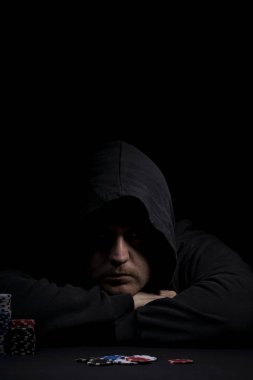 Poker tablo ayarı. Sanayi containning poker oyunları cips, kartları, siyah yüzey ve kişi kumar için yüksek çözünürlüklü görüntü.