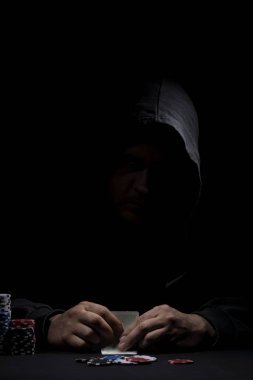 Poker tablo ayarı. Sanayi containning poker oyunları cips, kartları, siyah yüzey ve kişi kumar için yüksek çözünürlüklü görüntü.