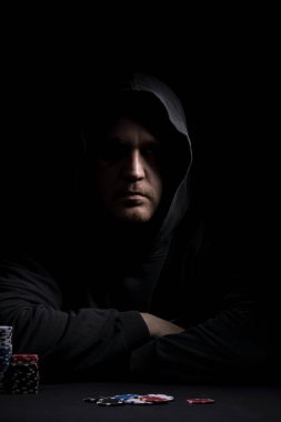 Poker tablo ayarı. Sanayi containning poker oyunları cips, kartları, siyah yüzey ve kişi kumar için yüksek çözünürlüklü görüntü.