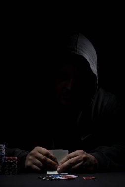 Poker tablo ayarı. Sanayi containning poker oyunları cips, kartları, siyah yüzey ve kişi kumar için yüksek çözünürlüklü görüntü.