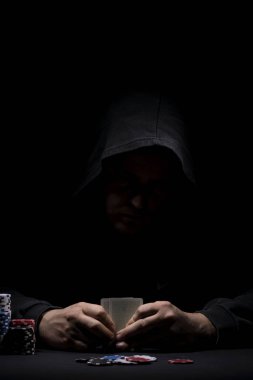 Poker tablo ayarı. Sanayi containning poker oyunları cips, kartları, siyah yüzey ve kişi kumar için yüksek çözünürlüklü görüntü.