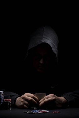 Poker tablo ayarı. Sanayi containning poker oyunları cips, kartları, siyah yüzey ve kişi kumar için yüksek çözünürlüklü görüntü.