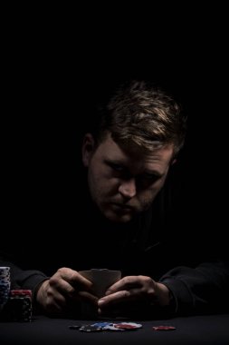 Poker tablo ayarı. Sanayi containning poker oyunları cips, kartları, siyah yüzey ve kişi kumar için yüksek çözünürlüklü görüntü.