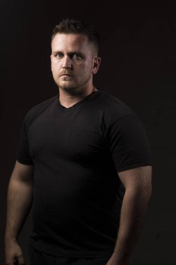 Genç erkek modeli. Genç erkek modeli gösteren yüksek çözünürlüklü görüntü.