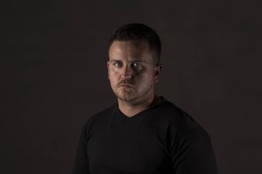 Genç erkek modeli. Genç erkek modeli gösteren yüksek çözünürlüklü görüntü.