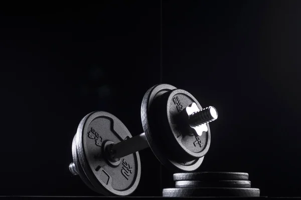 Vücut geliştirme ağırlık kavramı siyah arka plan üzerine. Yüksek çözünürlüklü görüntü kavramı bodybuiding ya da fitness sektörü için.