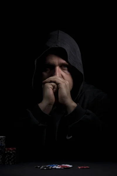Poker tablo ayarı. Sanayi containning poker oyunları cips, kartları, siyah yüzey ve kişi kumar için yüksek çözünürlüklü görüntü.