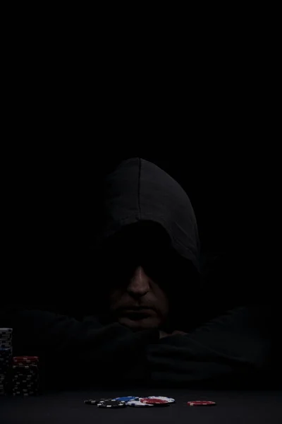 Poker tablo ayarı. Sanayi containning poker oyunları cips, kartları, siyah yüzey ve kişi kumar için yüksek çözünürlüklü görüntü.