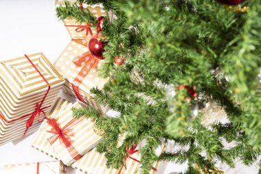 Noel ağacı altında hediyeleri ile. Noel Holliday için yüksek çözünürlüklü görüntü.