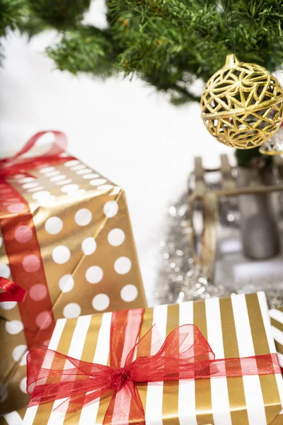 Noel ağacı altında hediyeleri ile. Noel Holliday için yüksek çözünürlüklü görüntü.