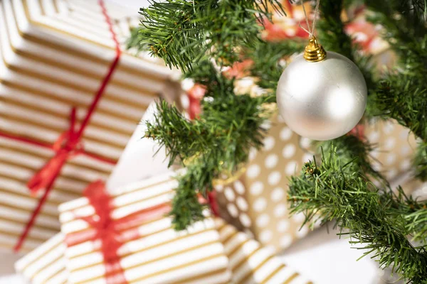 Noel ağacı altında hediyeleri ile. Noel Holliday için yüksek çözünürlüklü görüntü.