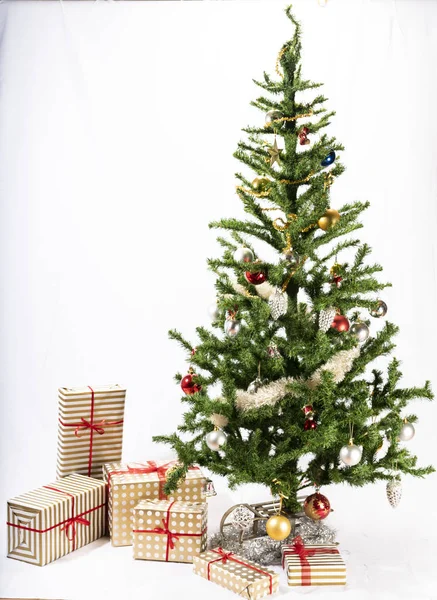 クリスマス ツリーの下にプレゼントを クリスマス ホリデーのための高解像度画像 ロイヤリティフリーのストック画像