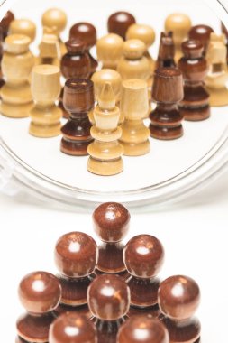 Satranç taşları bir ayna karşı karşıya. İş ve motivasyon kavramları. Yüksek çözünürlüklü görüntü.