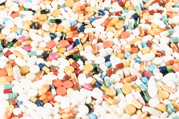 ホワイト バック グラウンド表面の錠剤の数が多い 医薬品業界向けの高解像度画像 — ストック写真