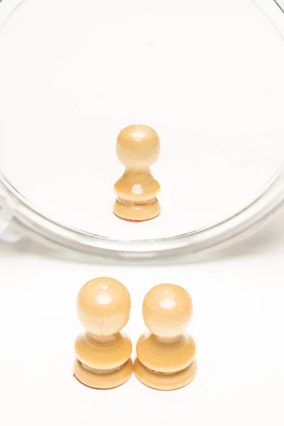 Šachové Figurky Zrcadle Obchodní Motivačních Konceptů Obrázek Vysokém Rozlišení — Stock fotografie