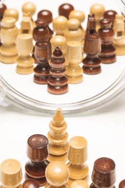 Satranç taşları bir ayna karşı karşıya. İş ve motivasyon kavramları. Yüksek çözünürlüklü görüntü.