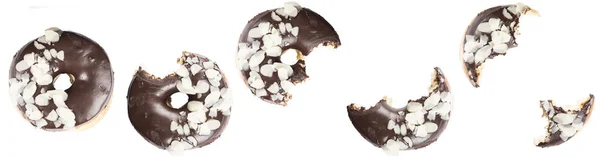 Chocolate Glazed Doghnut Dengan Serpih Almond Pada Latar Belakang Putih — Stok Foto