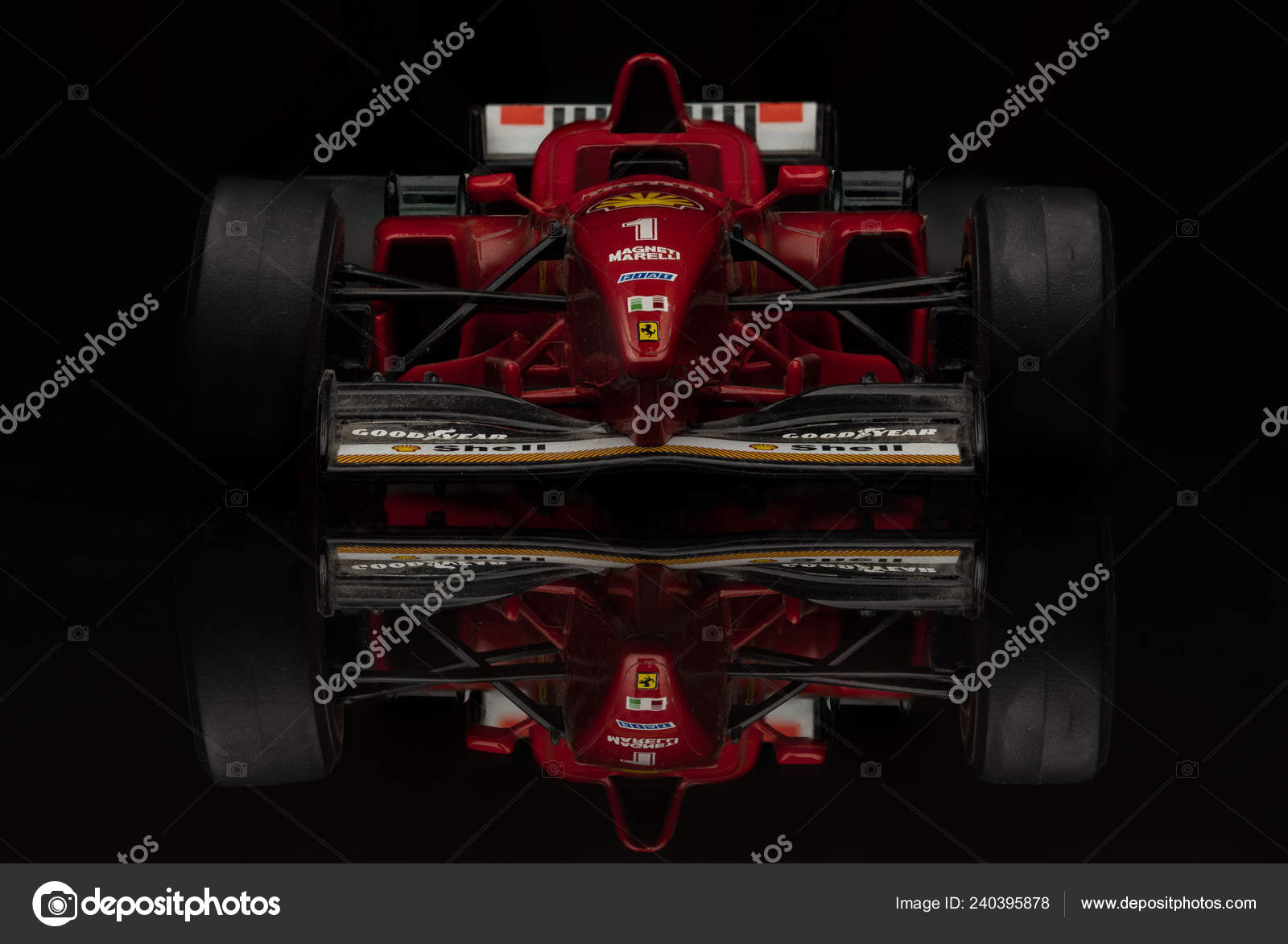 黒い背景にビンテージの赤いフェラーリ フォーミュラ レーシング