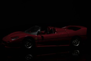 Siyah zemin üzerine kırmızı Ferrari F50. Yüksek çözünürlüklü görüntü Otomotiv sanayî için.