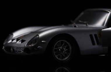 Siyah arka plan üzerine gümüş Ferrari 250 Gto. Yüksek çözünürlüklü görüntü Otomotiv sanayî için.