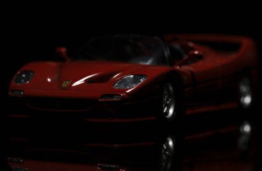 Siyah zemin üzerine kırmızı Ferrari F50. Yüksek çözünürlüklü görüntü Otomotiv sanayî için.