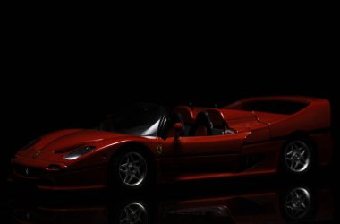 Siyah zemin üzerine kırmızı Ferrari F50. Yüksek çözünürlüklü görüntü Otomotiv sanayî için.