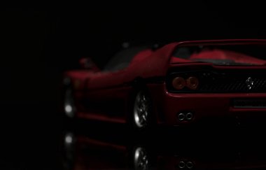 Siyah zemin üzerine kırmızı Ferrari F50. Yüksek çözünürlüklü görüntü Otomotiv sanayî için.