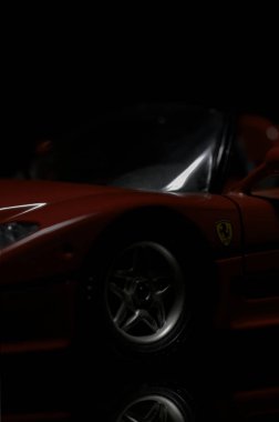 Siyah zemin üzerine kırmızı Ferrari F50. Yüksek çözünürlüklü görüntü Otomotiv sanayî için.