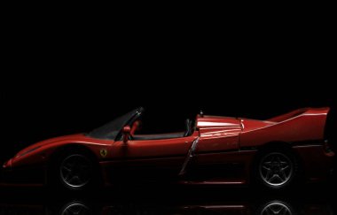 Siyah zemin üzerine kırmızı Ferrari F50. Yüksek çözünürlüklü görüntü Otomotiv sanayî için.