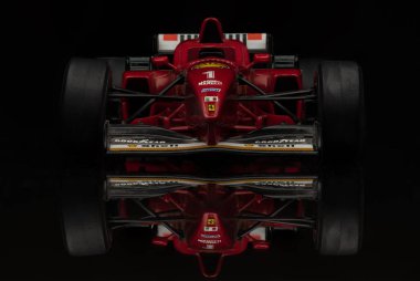 Eski model kırmızı Ferrari Formula 1 araba siyah arka plan üzerine. Sanayi yarış için yüksek çözünürlüklü görüntü.